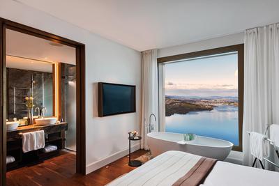 Lake View Suite