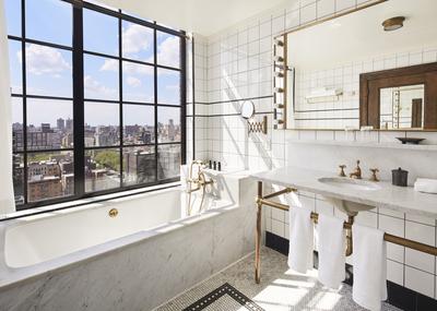 Guest Room Deluxe Queen Bathroom
