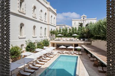 Executive Pool View