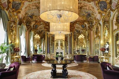 Mirrors Room