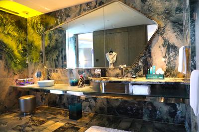 Spectacular Suite, 1 Bedroom Larger Suite, 1 King, Lake View, Corner Room, Balcony