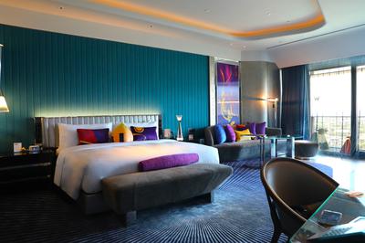 Spectacular Suite, 1 Bedroom Larger Suite, 1 King, Lake View, Corner Room, Balcony