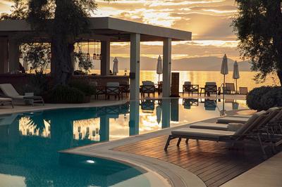 Verde Pool Bar