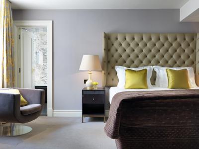 Deluxe Room - Queen Bed