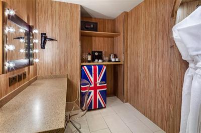 Corner Suite