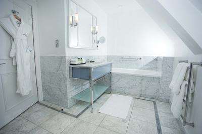 Queen Junior Suite With Castle View