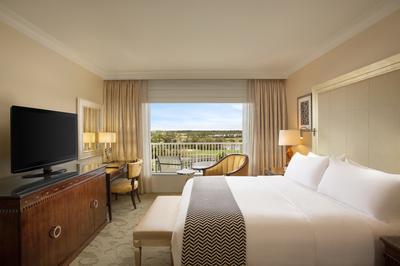 Deluxe Suite With Balcony - 1 King Bed