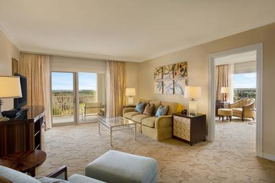 Corner Luxury Suite With Balcony - 1 King Bed
