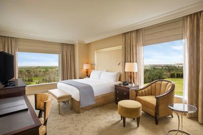 Corner Luxury Suite With Balcony - 1 King Bed