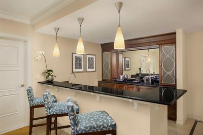 Corner Luxury Suite With Balcony - 1 King Bed