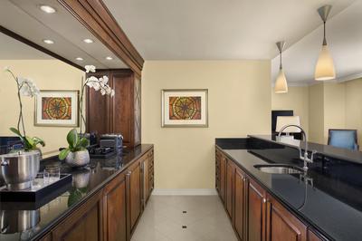 Disney View - Corner Waldorf Suite With Balcony - 1 King