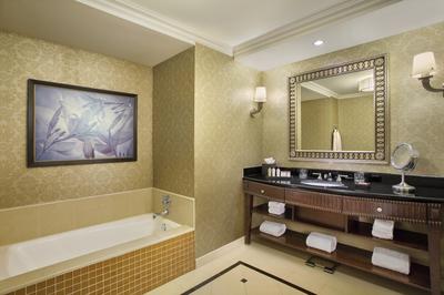 Waldorf Suite - 1 King - Tub