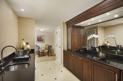 2 Bedroom Governors Suite - 1 King / 2 Queens - Balconies