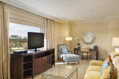 2 Bedroom Governors Suite - 1 King / 2 Queens - Balconies