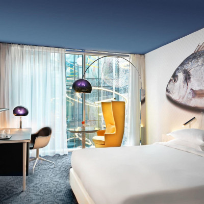 1 King Bed Atrium View