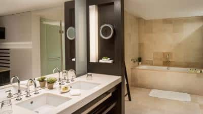 Lagoon Ocean View King bathroom