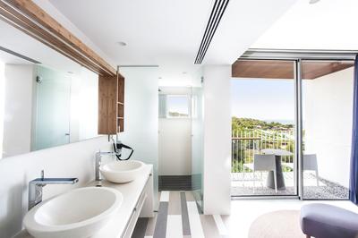 Deluxe Room Bathroom