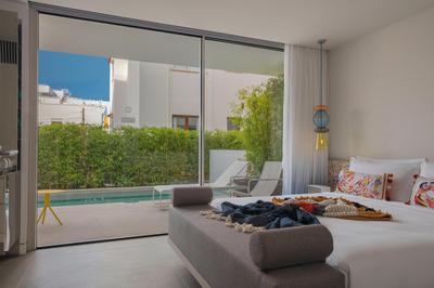 Cozy Room with Pool