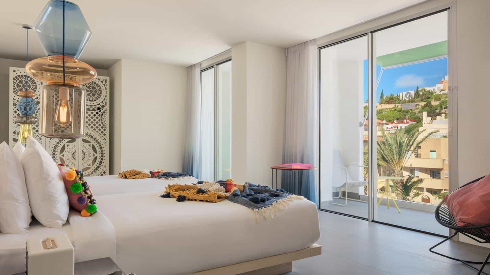 Mega, Guest Room, 1 King, City View, Balcony