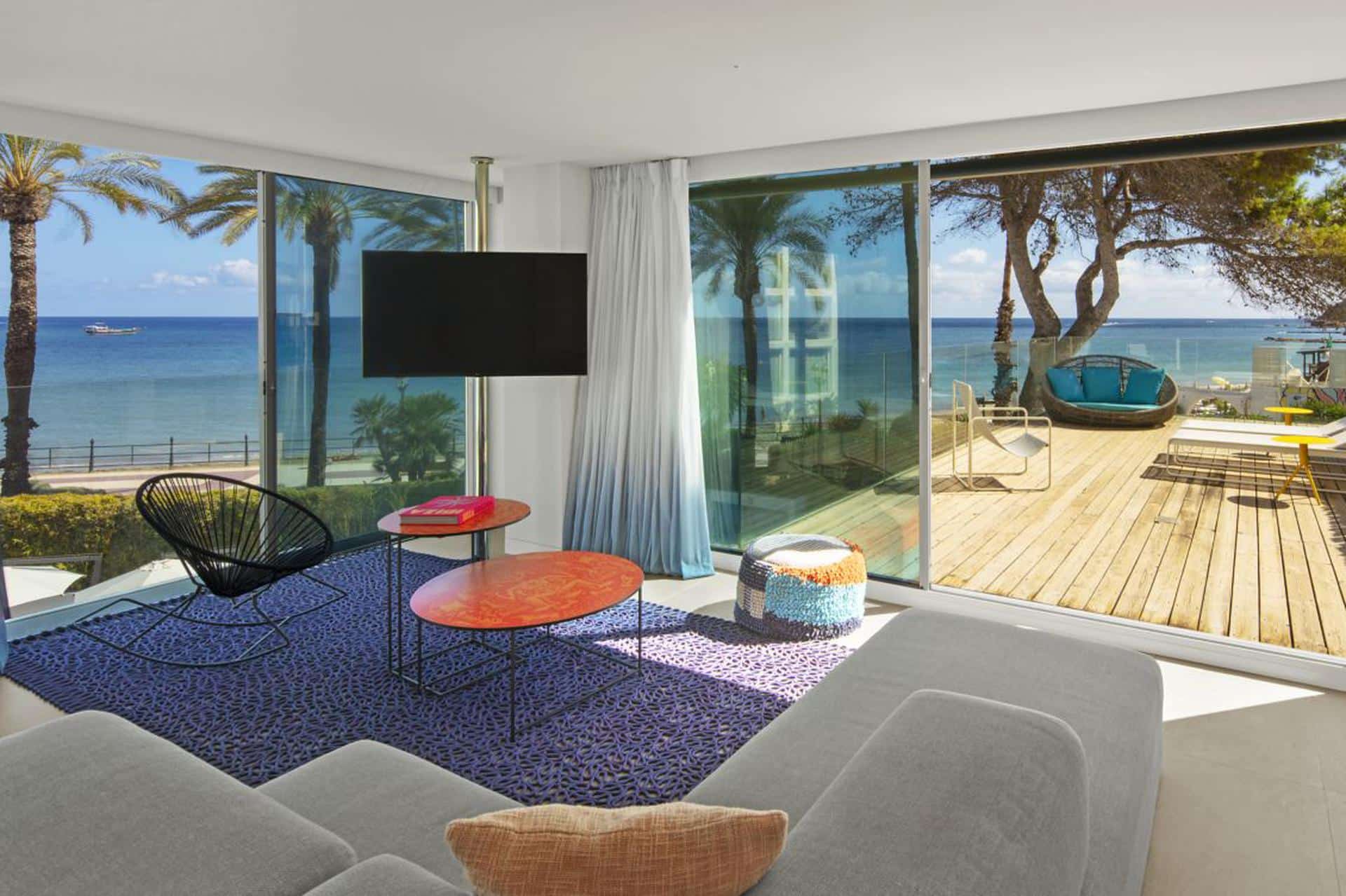 Cool Corner Suite, 1 King, Corner Room, Terrace