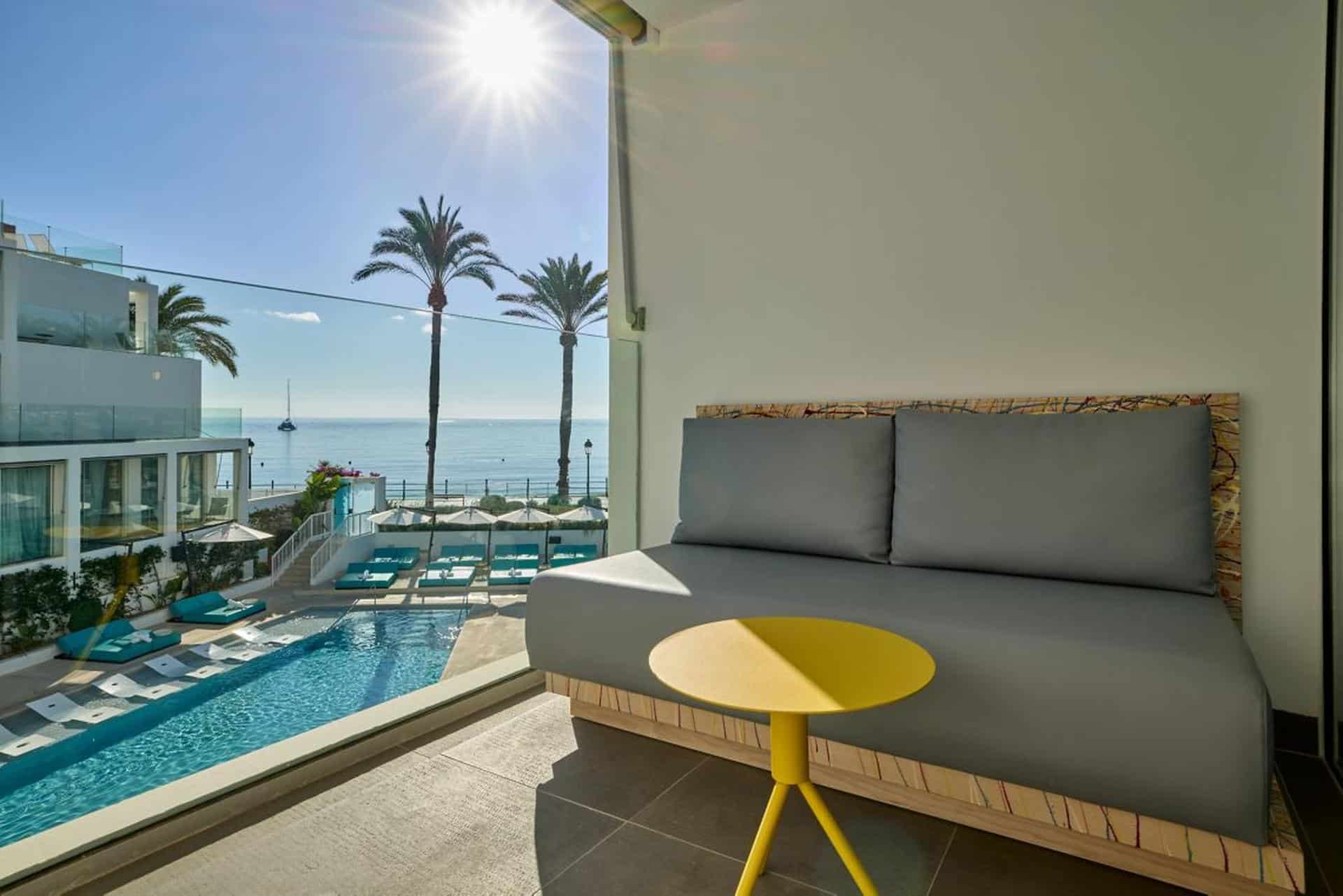 Fabulous Family, Guest Room