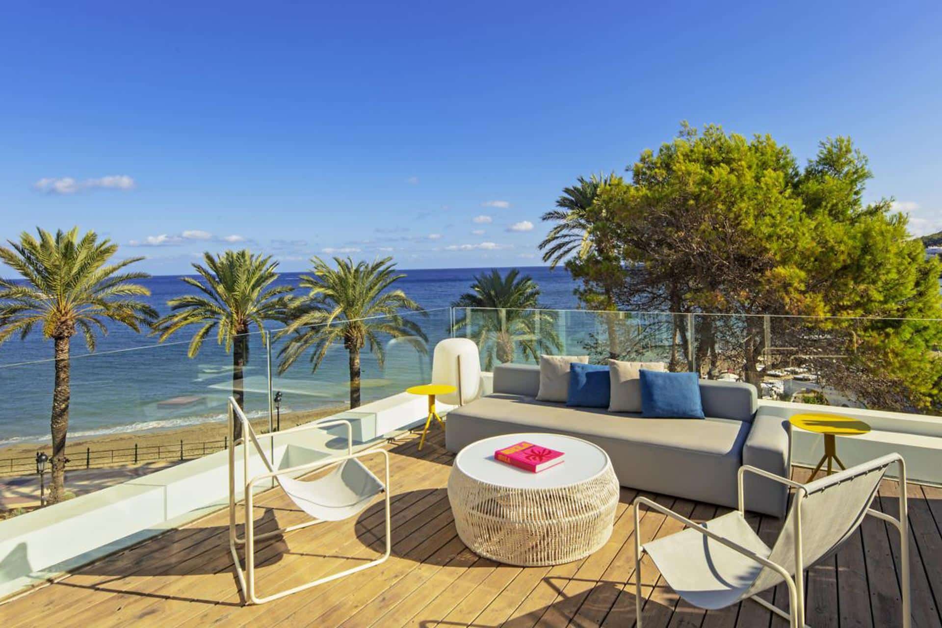 Cool Corner Suite, 1 King, Corner Room, Terrace