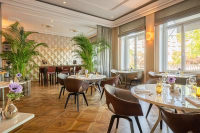 Living Room Bar & Kitchen