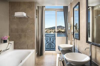 Lake Front Suite