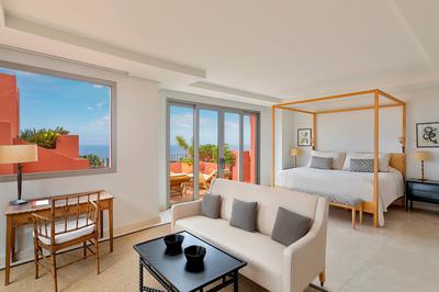 The Ritz-Carlton Suite