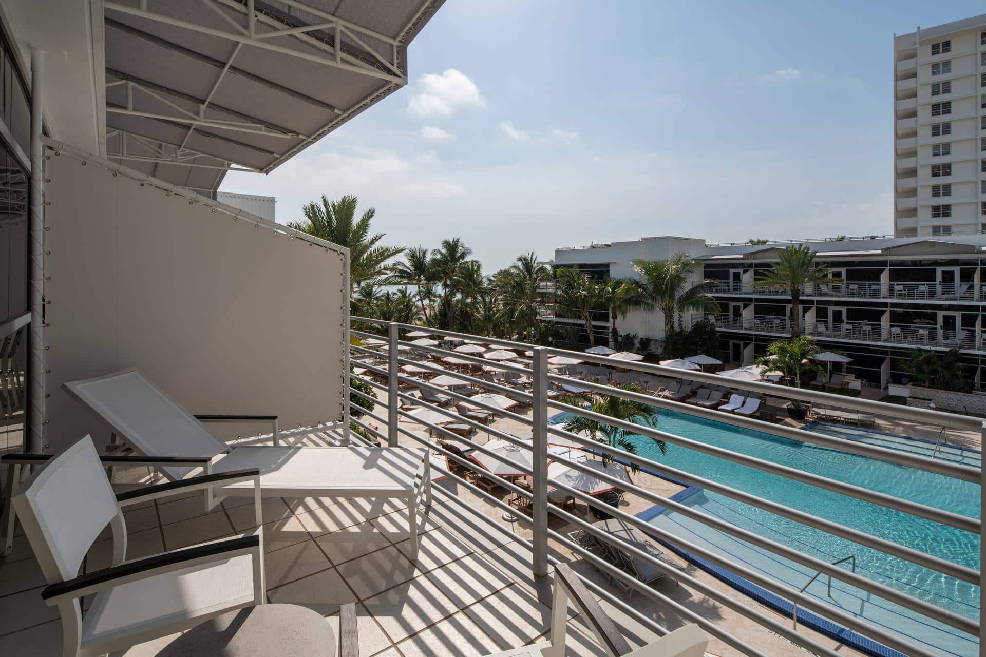 Guest Room, 1 King, Pool View, Balcony