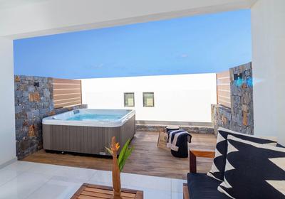 Luxury Guestroom with Private Outdoor Jacuzzi
