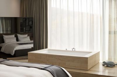 Deluxe Suite, 1 King Bed, Corner