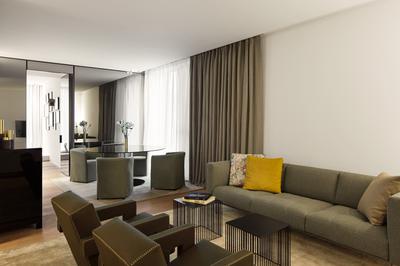 Deluxe Suite, 1 King Bed, Corner