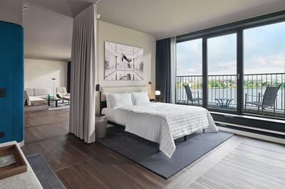 Prestige Lake Suite, 1 Bedroom Suite, 1 King, Alster View, Balcony