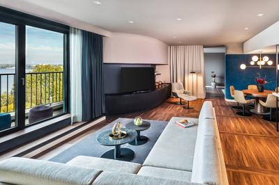 Prestige Lake Suite, 1 Bedroom Suite, 1 King, Alster View, Balcony