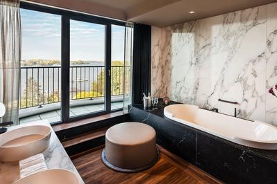 Prestige Lake Suite, 1 Bedroom Suite, 1 King, Alster View, Balcony