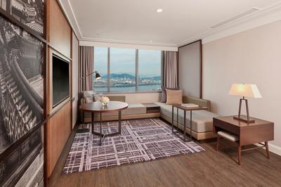 Executive Lounge Access, 1 Bedroom Larger Suite, 1 King, River View