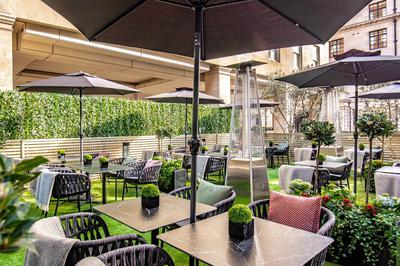 Alfresco dining on The Forecourt