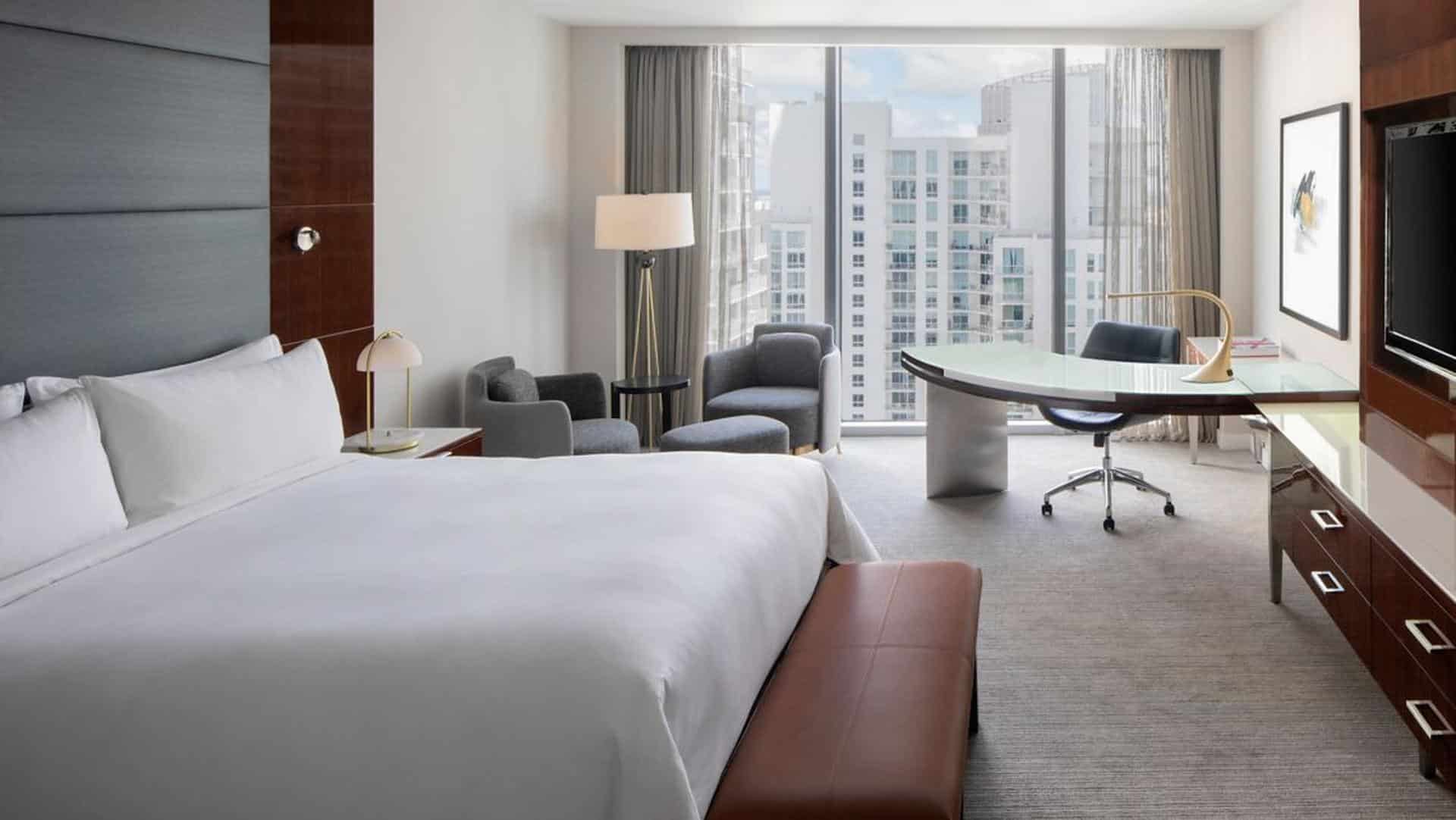 Deluxe Guest Room, 1 King, City View