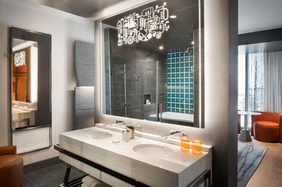 1 Bedroom Suite, 1 King, Partial bay view
