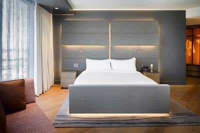 Guest room, 1 King, Partial bay view, Corner room, Balcony