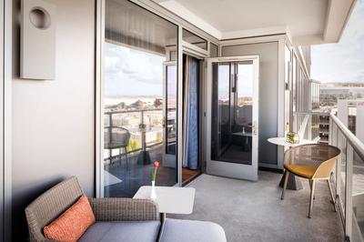 1 Bedroom Suite, 1 King, Partial bay view