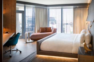 Guest Room, 1 King, Corner Room