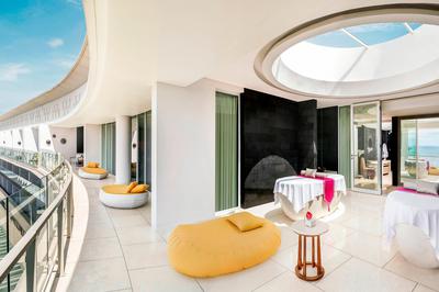 EWOW Panoramic Ocean View 2 Bedroom Bi-level Suite