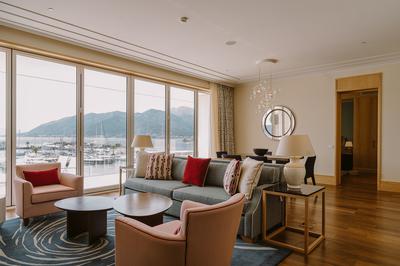 Pool Club Three-Bedroom Suite Sea View