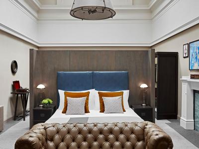 1 King 1 Bedroom Suite With Living Area