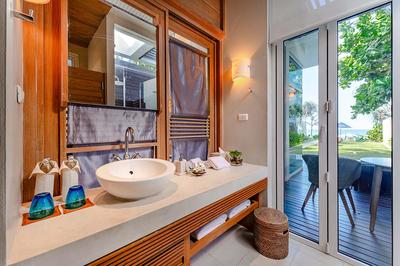 Beachfront Pool Suite
