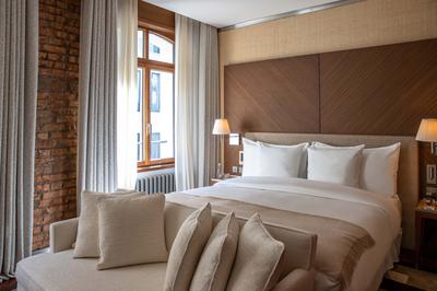 Deluxe City Room
