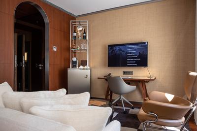Deluxe City Room