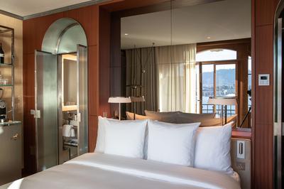 Lake View Suite